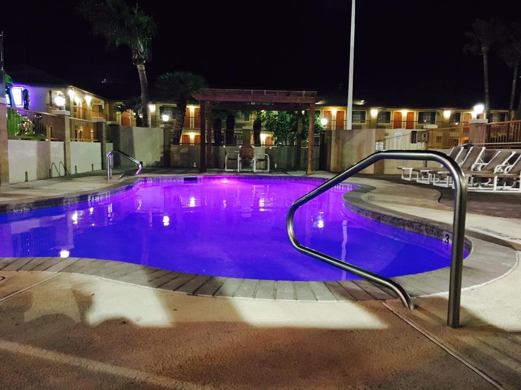 Texas Inn & Suites Pharr/San Juan Екстериор снимка