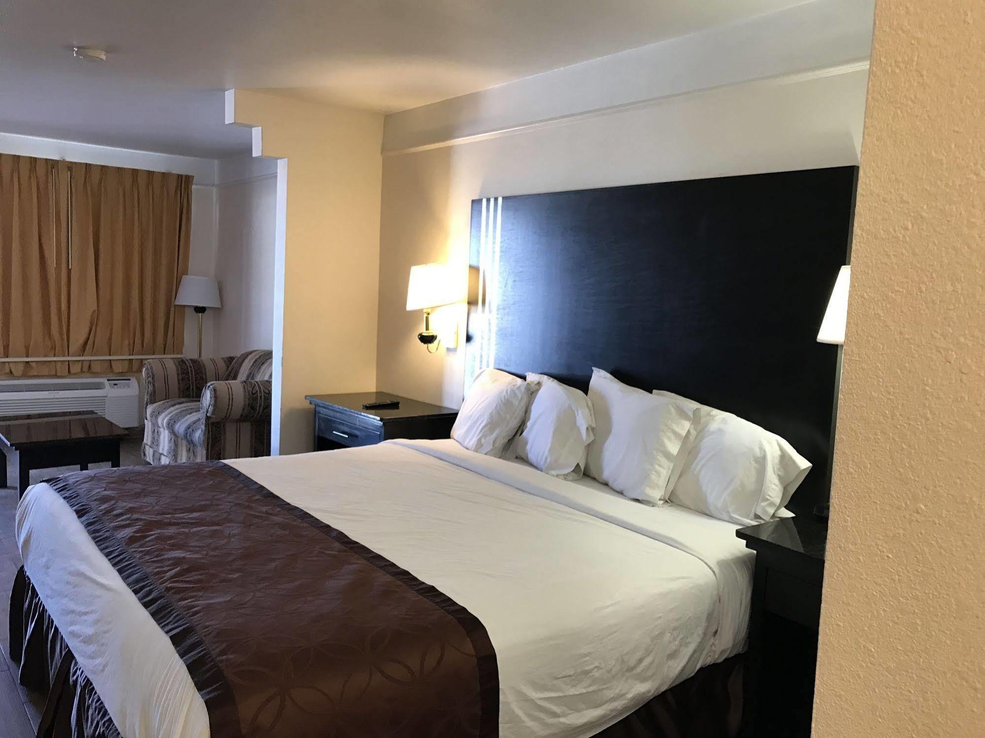 Texas Inn & Suites Pharr/San Juan Екстериор снимка