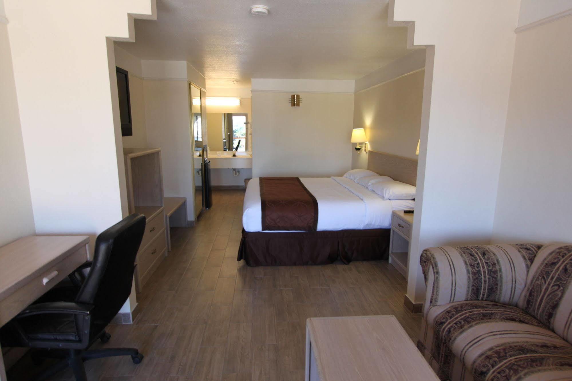 Texas Inn & Suites Pharr/San Juan Екстериор снимка