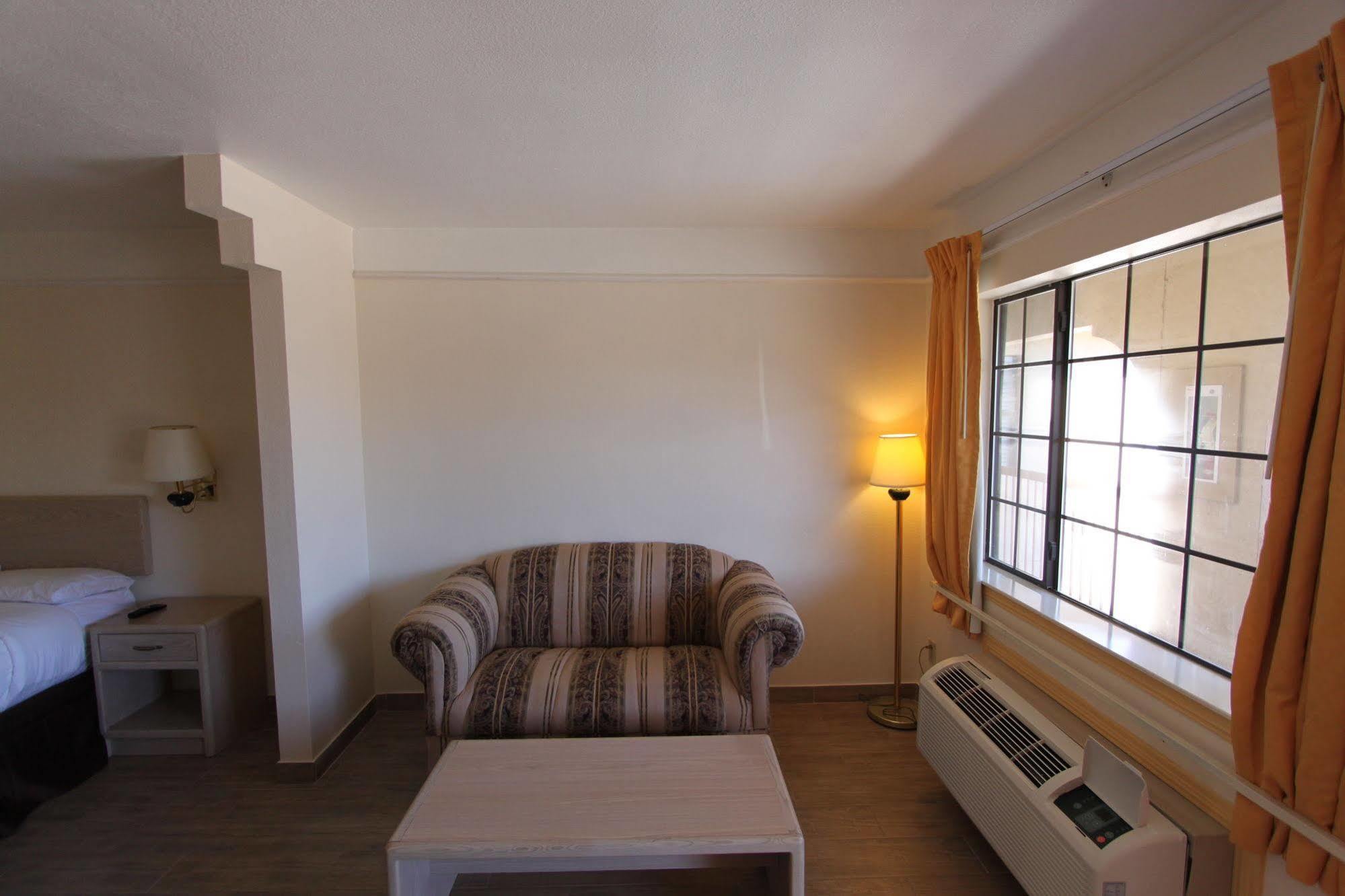 Texas Inn & Suites Pharr/San Juan Екстериор снимка