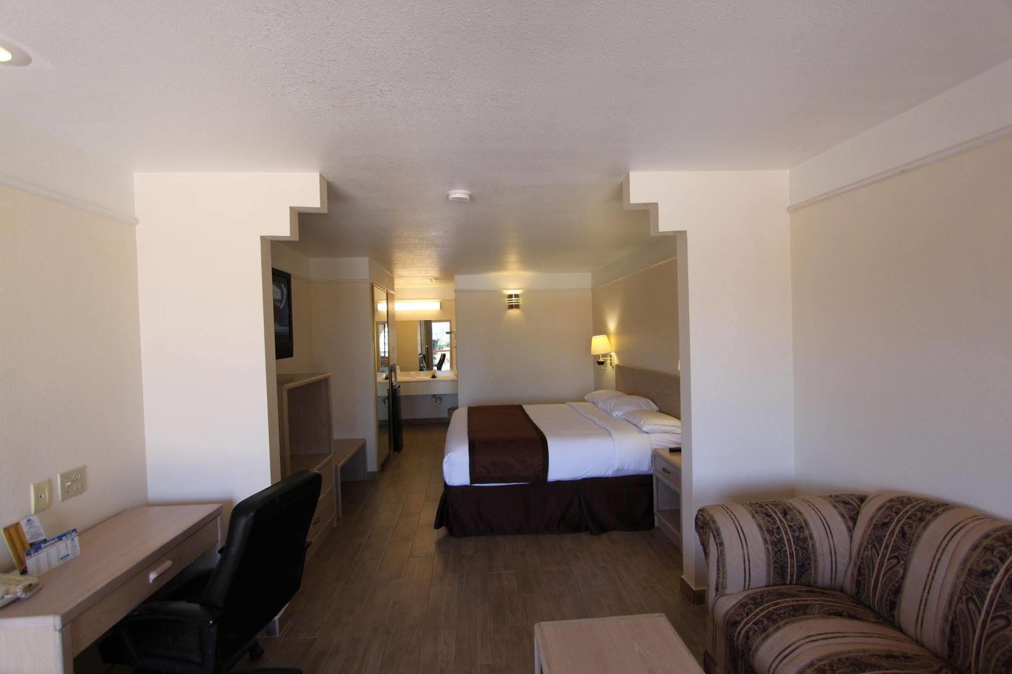 Texas Inn & Suites Pharr/San Juan Екстериор снимка