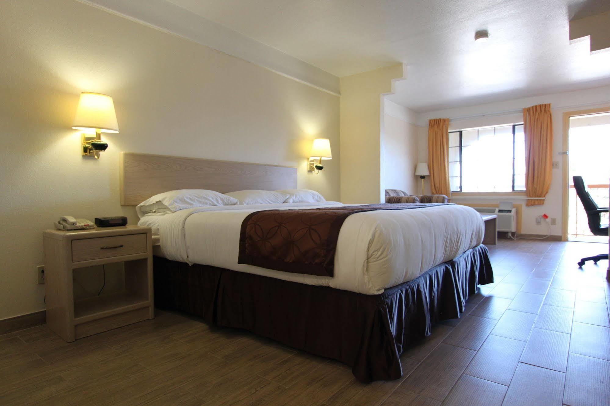 Texas Inn & Suites Pharr/San Juan Екстериор снимка