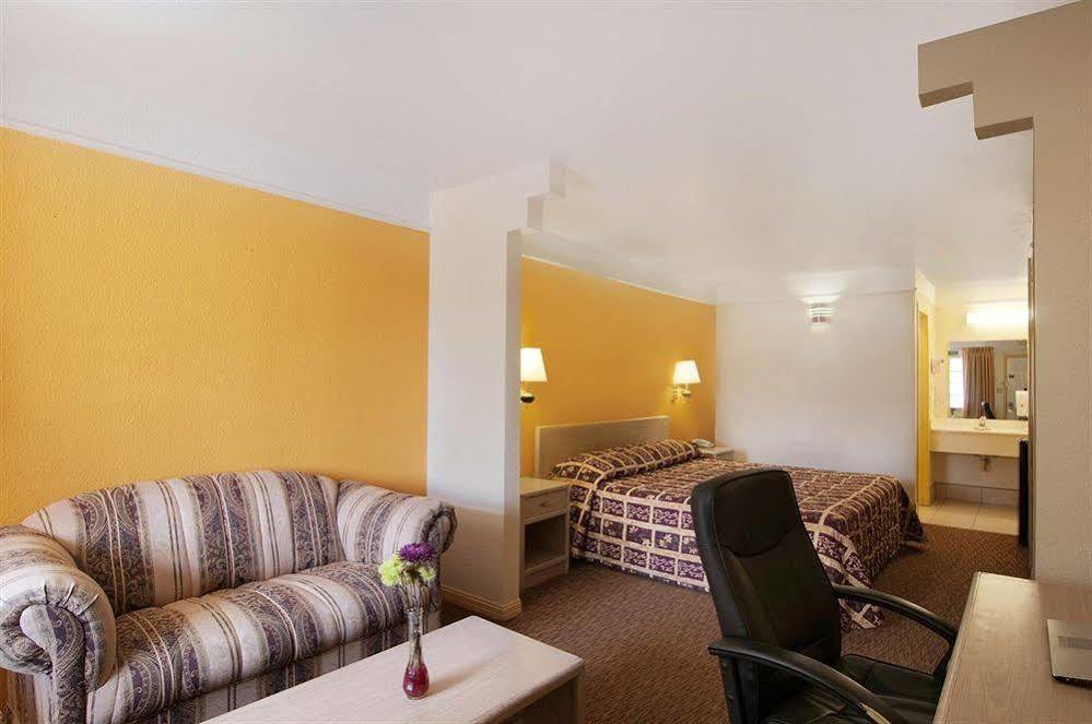 Texas Inn & Suites Pharr/San Juan Екстериор снимка